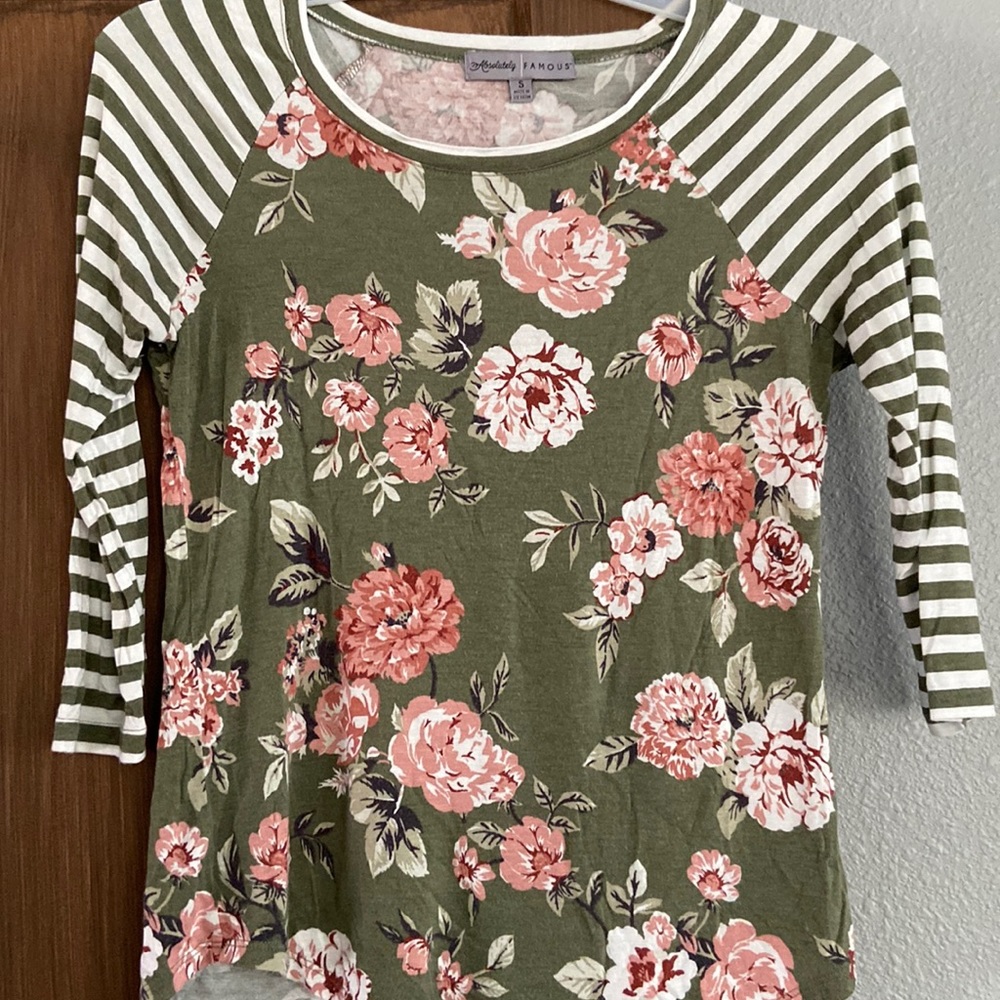 Womens size small Absolutely FAMOUS shirt.